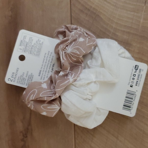 Set of 2 Scrunchies by Ali Fedotowsky Floral Taupe & Textured White. Brand New! - Picture 3 of 5